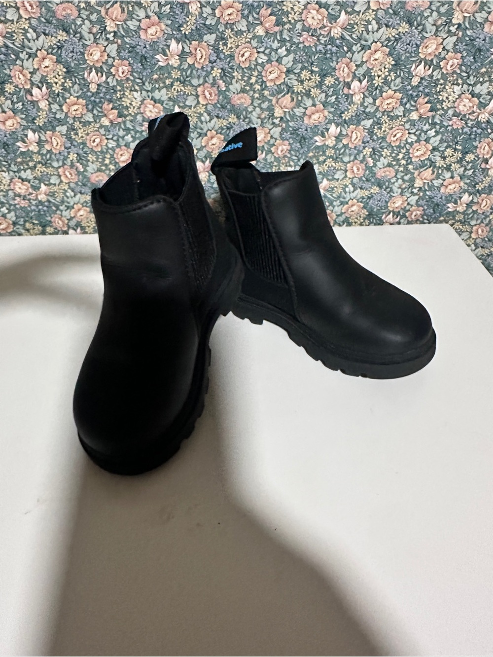 Native girls Black Kids Chelsea Boots size 6z